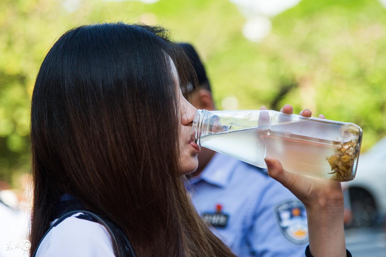 摩羯座女生生气了|恋爱三十六计！教男生哄十二星座生气女友，保证包治百病